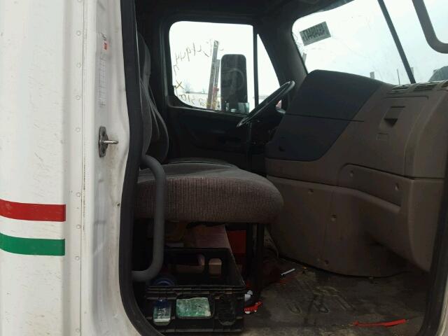 1FUBGDDV9CSBD6239 - 2012 FREIGHTLINER CASCADIA 1 WHITE photo 5