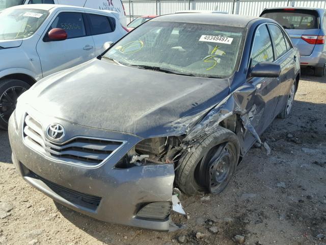 4T1BF3EK2AU062086 - 2010 TOYOTA CAMRY BASE GRAY photo 2