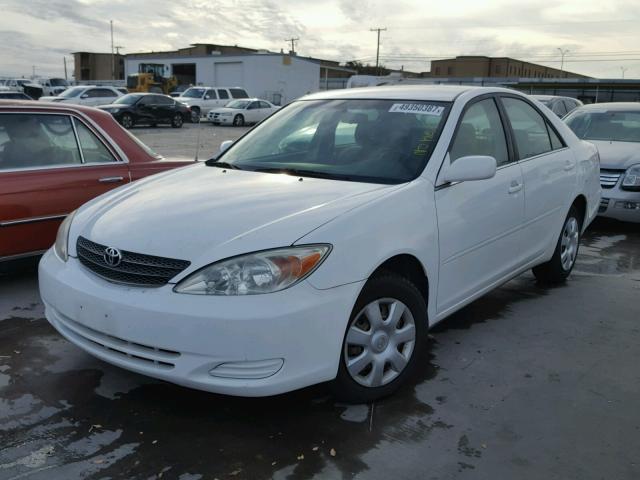 JTDBE32K420056357 - 2002 TOYOTA CAMRY LE WHITE photo 2