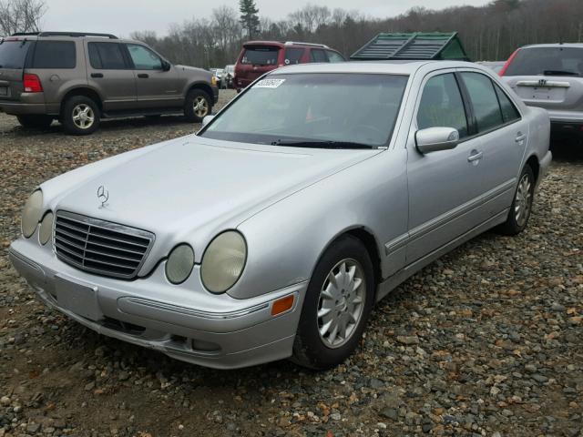 WDBJF65J8YA980265 - 2000 MERCEDES-BENZ E 320 SILVER photo 2