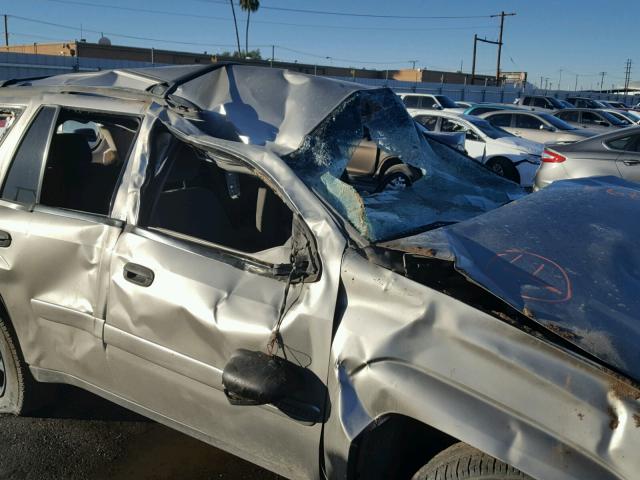 1GNDT13S522384657 - 2002 CHEVROLET TRAILBLAZE SILVER photo 9