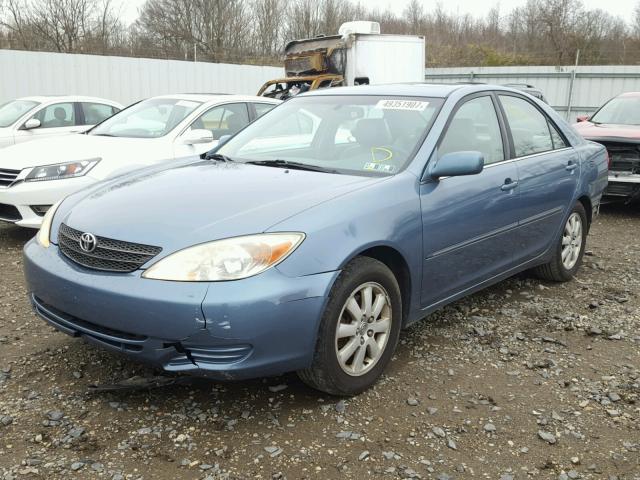 4T1BF30K42U529856 - 2002 TOYOTA CAMRY LE ლურჯი ფოტო 2
