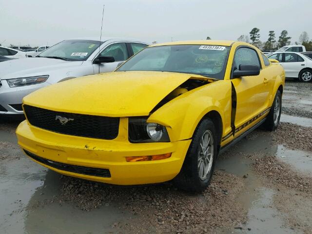 1ZVFT80N555125899 - 2005 FORD MUSTANG YELLOW photo 2