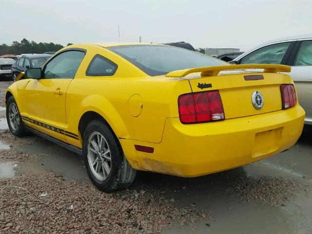 1ZVFT80N555125899 - 2005 FORD MUSTANG YELLOW photo 3