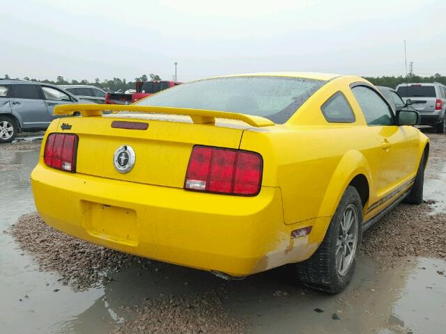 1ZVFT80N555125899 - 2005 FORD MUSTANG YELLOW photo 4