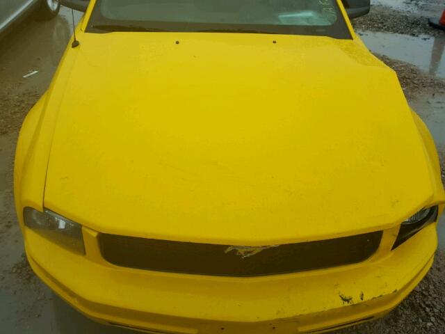 1ZVFT80N555125899 - 2005 FORD MUSTANG YELLOW photo 7