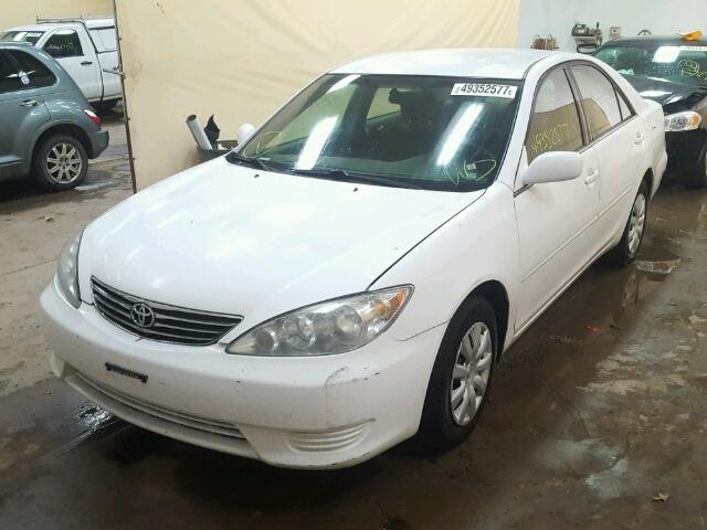 4T1BE30K35U623072 - 2005 TOYOTA CAMRY LE WHITE photo 2