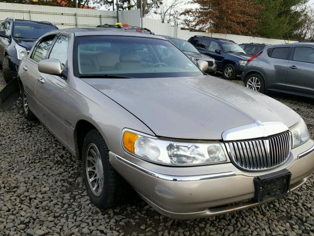 1LNHM82W9YY815684 - 2000 LINCOLN TOWN CAR S BEIGE photo 1