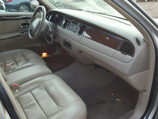 1LNHM82W9YY815684 - 2000 LINCOLN TOWN CAR S BEIGE photo 5