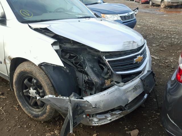 1GNKRFED6DJ214995 - 2013 CHEVROLET TRAVERSE L SILVER photo 9