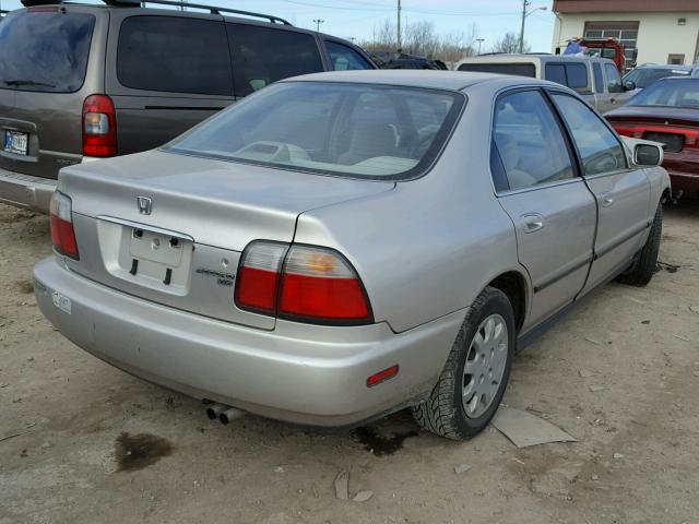 1HGCE6649TA000753 - 1996 HONDA ACCORD LX SILVER photo 4