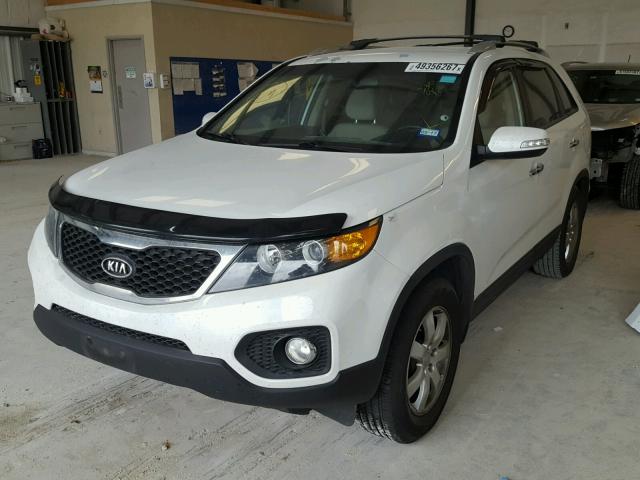 5XYKT3A66DG330956 - 2013 KIA SORENTO LX WHITE photo 2