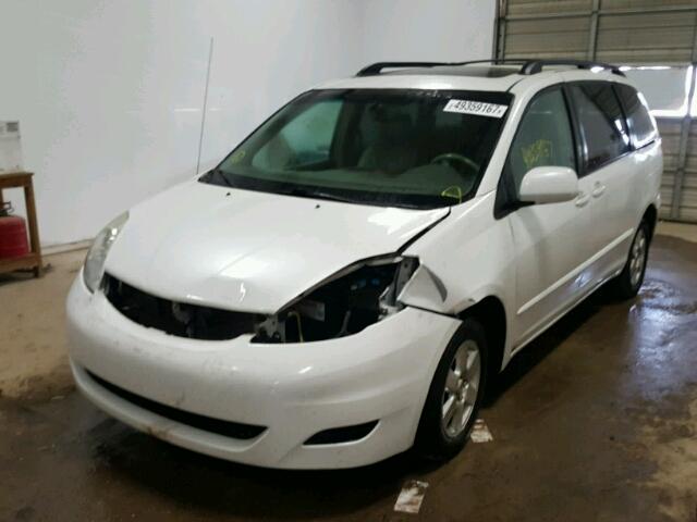 5TDZK22C88S127947 - 2008 TOYOTA SIENNA XLE WHITE photo 2