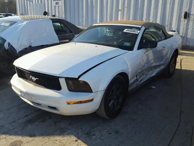 1ZVFT84N075298081 - 2007 FORD MUSTANG WHITE photo 2