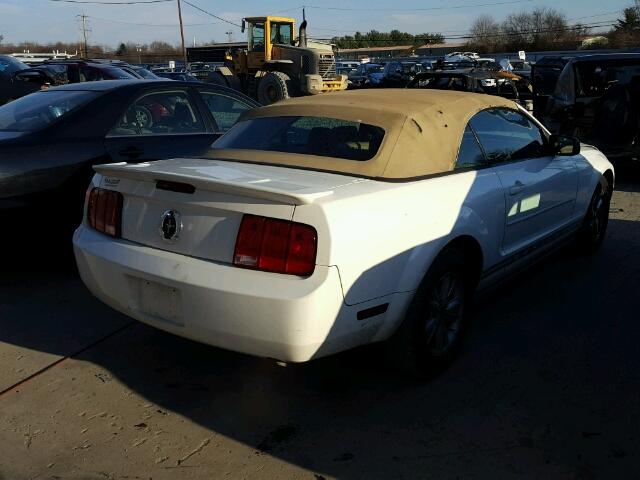 1ZVFT84N075298081 - 2007 FORD MUSTANG WHITE photo 4