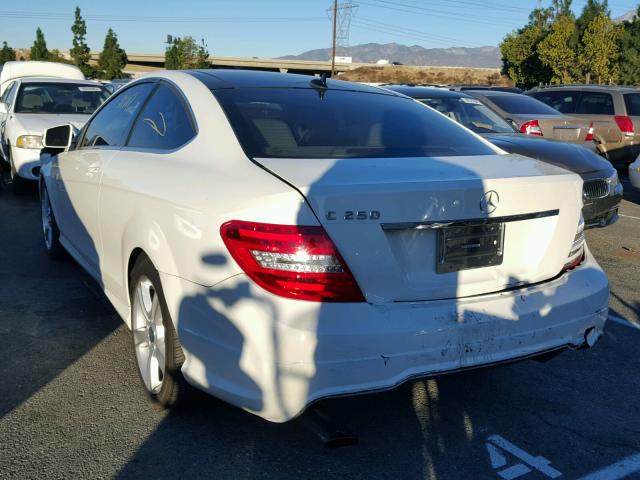 WDDGJ4HBXCF739330 - 2012 MERCEDES-BENZ C 250 WHITE photo 3