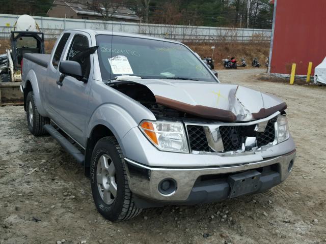 1N6AD06W78C414355 - 2008 NISSAN FRONTIER K SILVER photo 1