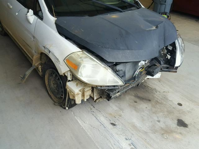 3N1BC13E69L366111 - 2009 NISSAN VERSA S WHITE photo 9