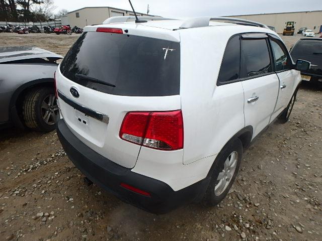 5XYKT4A65DG413784 - 2013 KIA SORENTO LX WHITE photo 4