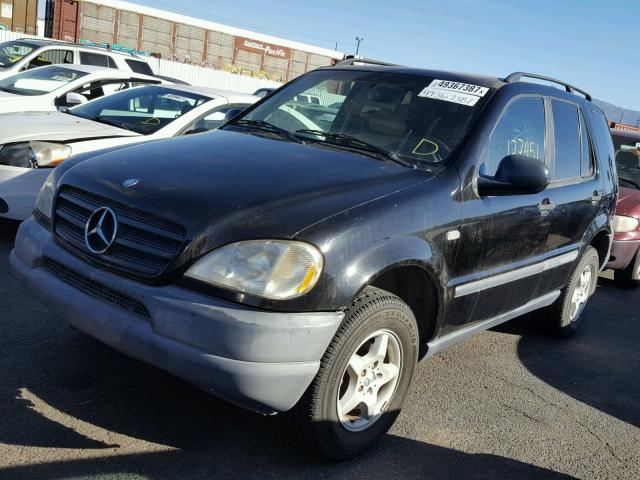 4JGAB54E5XA096001 - 1999 MERCEDES-BENZ ML 320 BLACK photo 2