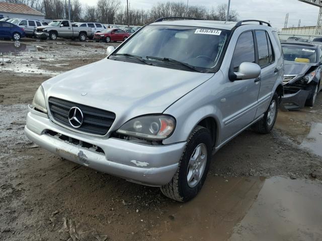 4JGAB54E6YA153162 - 2000 MERCEDES-BENZ ML 320 SILVER photo 2