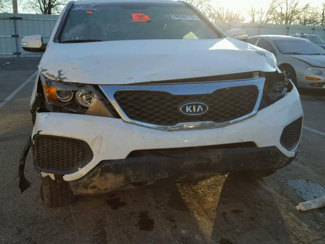 5XYKT3A13BG011287 - 2011 KIA SORENTO BA WHITE photo 9