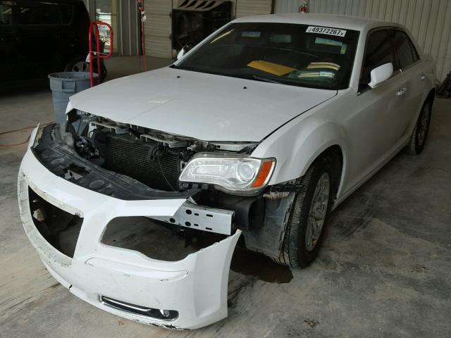 2C3CCAAG2DH588611 - 2013 CHRYSLER 300 WHITE photo 2