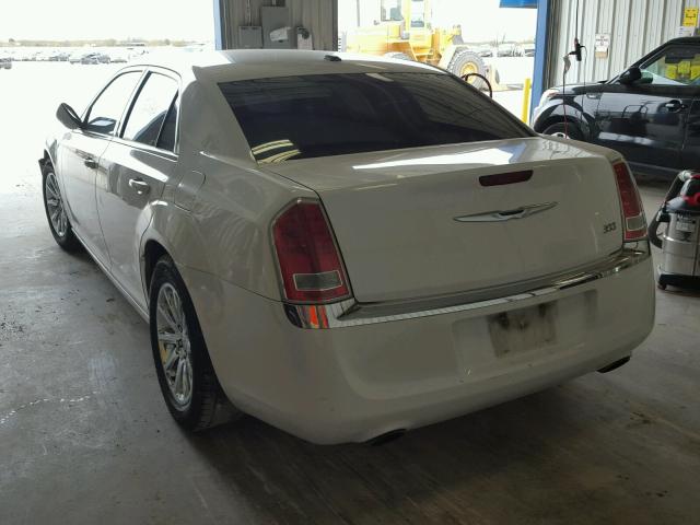 2C3CCAAG2DH588611 - 2013 CHRYSLER 300 WHITE photo 3