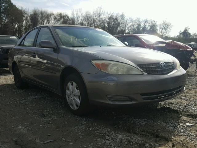 JTDBE32K220010560 - 2002 TOYOTA CAMRY LE GRAY photo 1