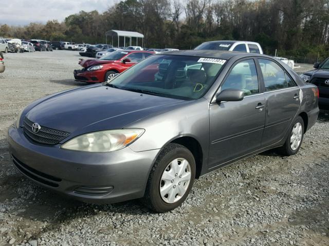 JTDBE32K220010560 - 2002 TOYOTA CAMRY LE GRAY photo 2