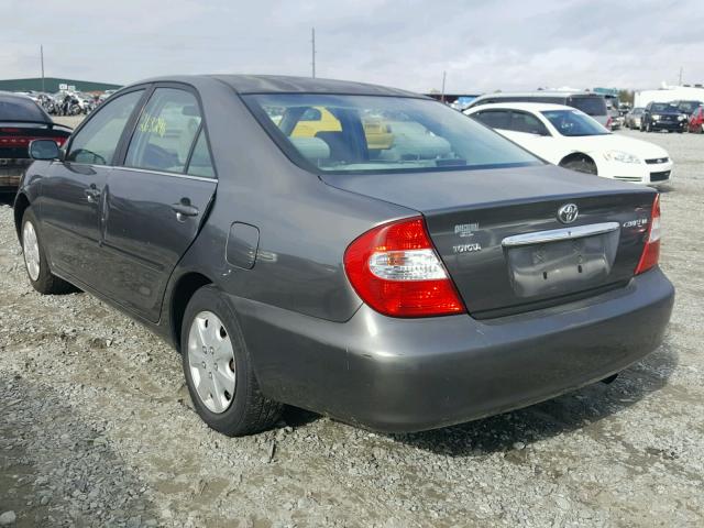 JTDBE32K220010560 - 2002 TOYOTA CAMRY LE GRAY photo 3