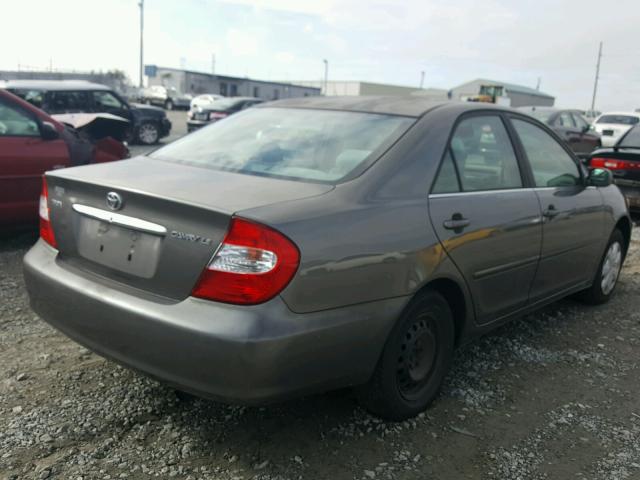 JTDBE32K220010560 - 2002 TOYOTA CAMRY LE GRAY photo 4