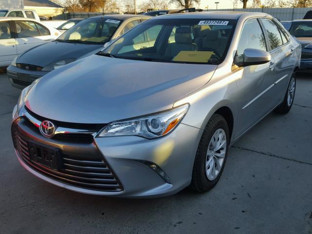 4T4BF1FK3GR576319 - 2016 TOYOTA CAMRY LE ვერცხლისფერი ფოტო 2