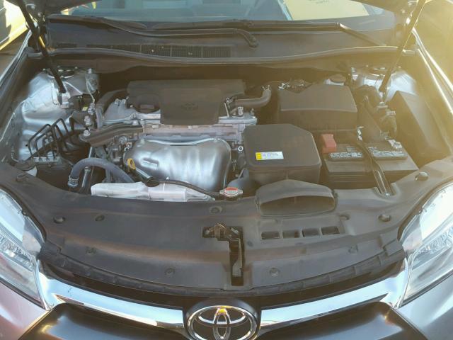 4T4BF1FK3GR576319 - 2016 TOYOTA CAMRY LE SILVER photo 7