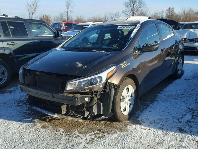 3KPFK4A7XHE046185 - 2017 KIA FORTE LX BLACK photo 2