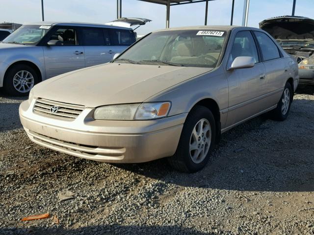 JT2BF28KXW0089294 - 1998 TOYOTA CAMRY LE GOLD photo 2