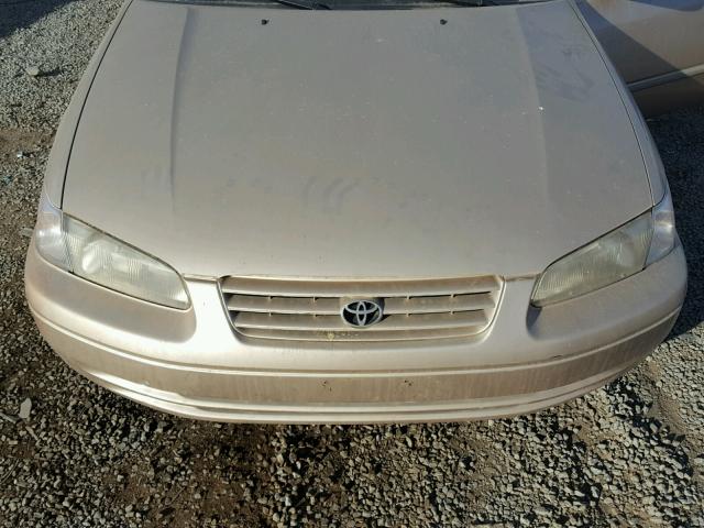 JT2BF28KXW0089294 - 1998 TOYOTA CAMRY LE GOLD photo 7