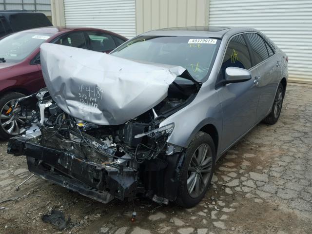 4T1BF1FK8FU114489 - 2015 TOYOTA CAMRY LE ვერცხლისფერი ფოტო 2