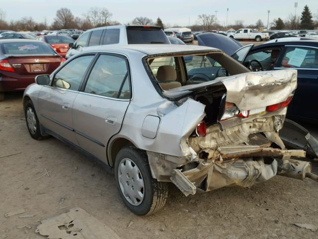 1HGCG5646WA266319 - 1998 HONDA ACCORD LX SILVER photo 3