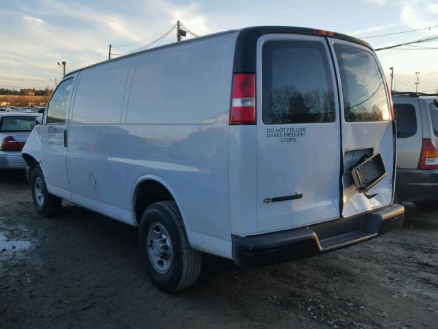 1GCWGAFF3H1119092 - 2017 CHEVROLET EXPRESS G2 WHITE photo 3