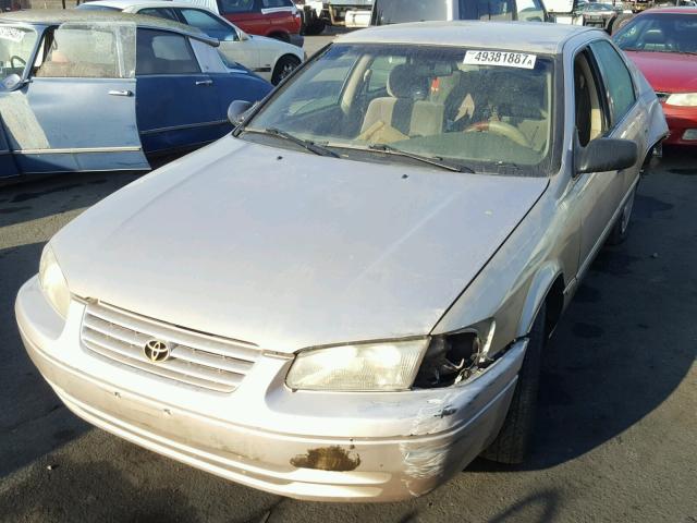 4T1BG22K0WU255064 - 1998 TOYOTA CAMRY CE GOLD photo 2