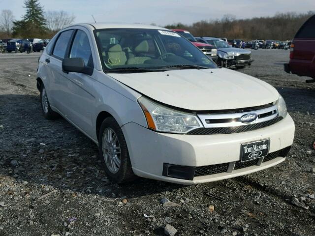 1FAHP35N69W206976 - 2009 FORD FOCUS SE WHITE photo 1