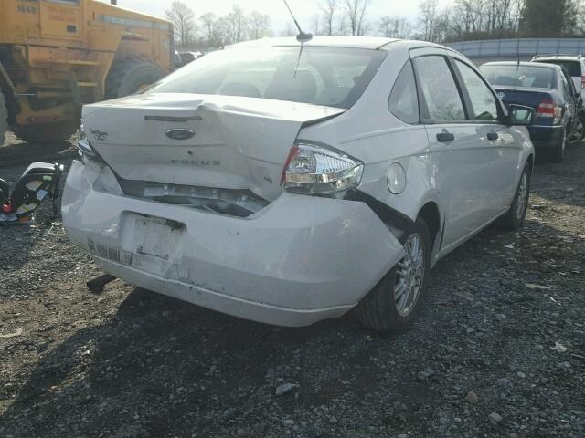 1FAHP35N69W206976 - 2009 FORD FOCUS SE WHITE photo 4