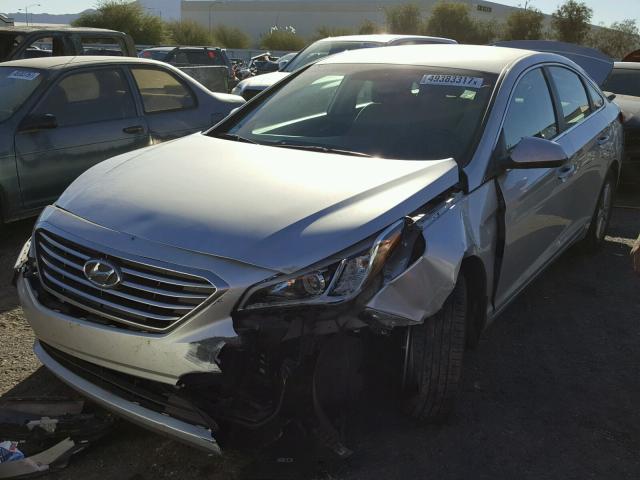 5NPE24AF6FH210074 - 2015 HYUNDAI SONATA SE SILVER photo 2