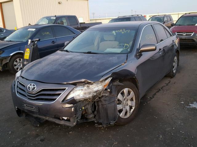 4T1BF3EK3AU534599 - 2010 TOYOTA CAMRY BASE GRAY photo 2