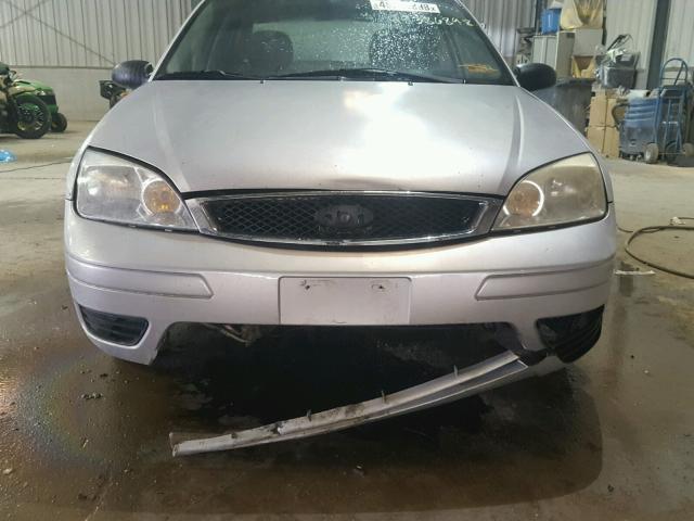 1FAFP34N06W228539 - 2006 FORD FOCUS ZX4 GRAY photo 9
