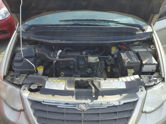 2C4GP54L65R280127 - 2005 CHRYSLER TOWN & COU BEIGE photo 7