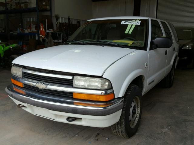 1GNDT13W8XK228980 - 1999 CHEVROLET BLAZER WHITE photo 2