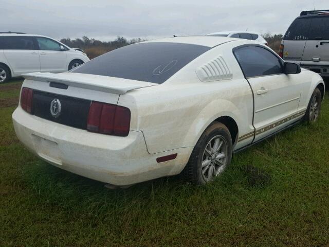 1ZVHT80NX85208600 - 2008 FORD MUSTANG WHITE photo 4