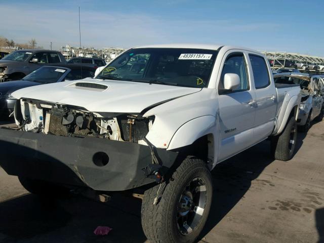 3TMMU52NX9M010024 - 2009 TOYOTA TACOMA DOU WHITE photo 2